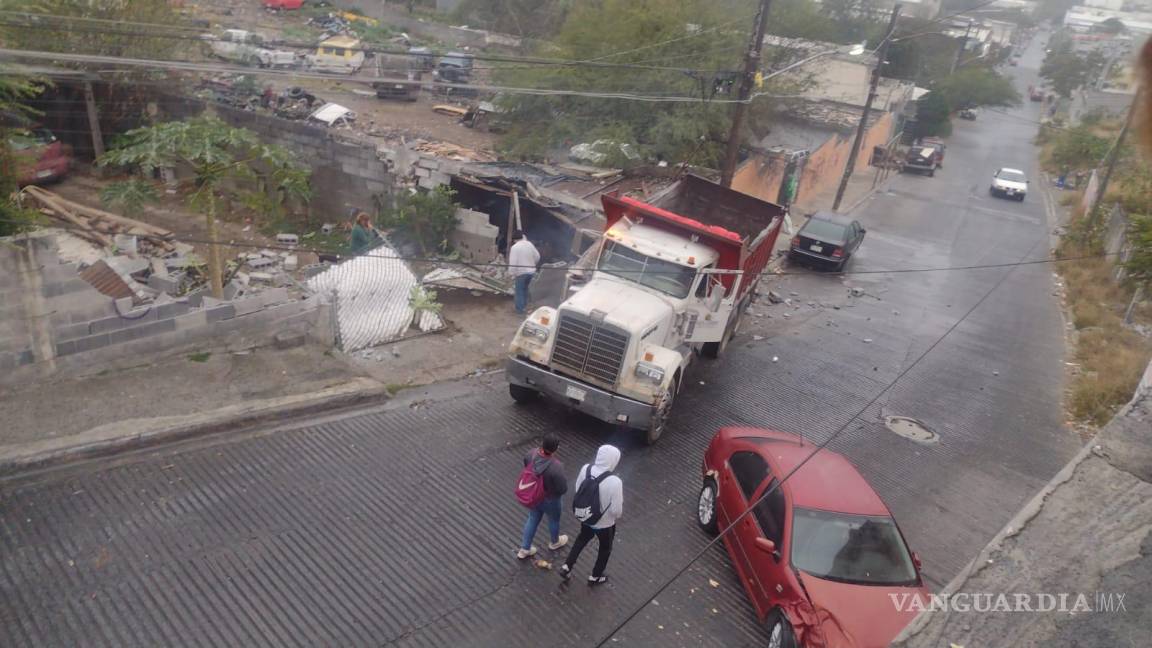 Camión se impacta contra vivienda en Monterrey; hay cinco lesionados