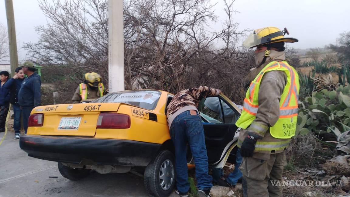 Taxista de Saltillo pierde el control de su vehículo y se estampa en bulevar Otilio González