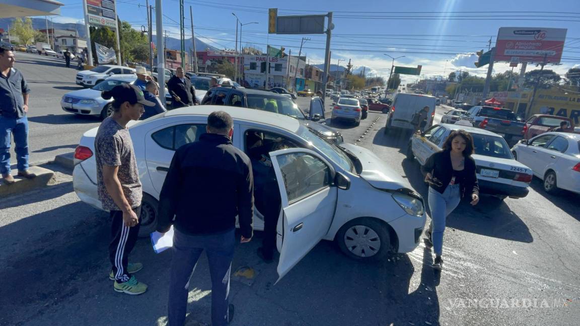 Pierde llanta, provoca choque múltiple y deja a mujer lesionada al sur de Saltillo