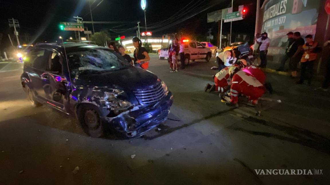 Saltillo: motociclistas terminan con las piernas fracturadas tras ignorar semáforo en rojo