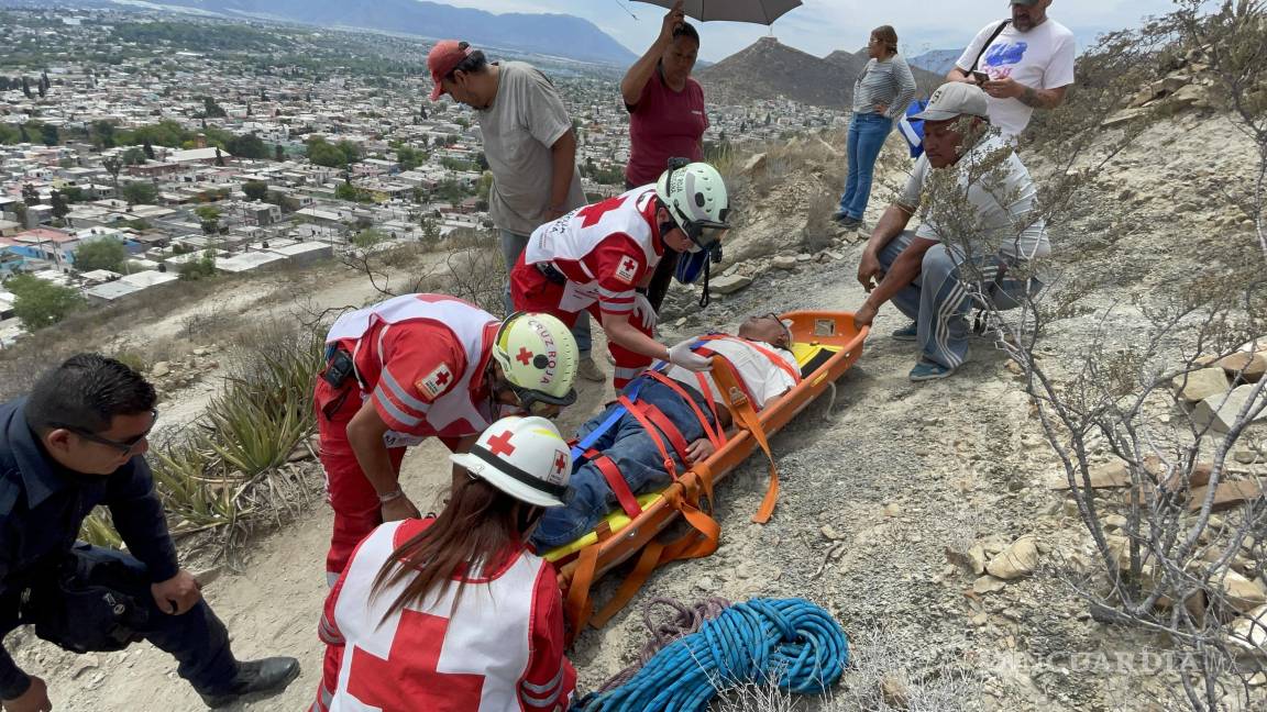 Adulto mayor se desvanece en el Cerro del Pueblo y bomberos de Saltillo lo rescatan