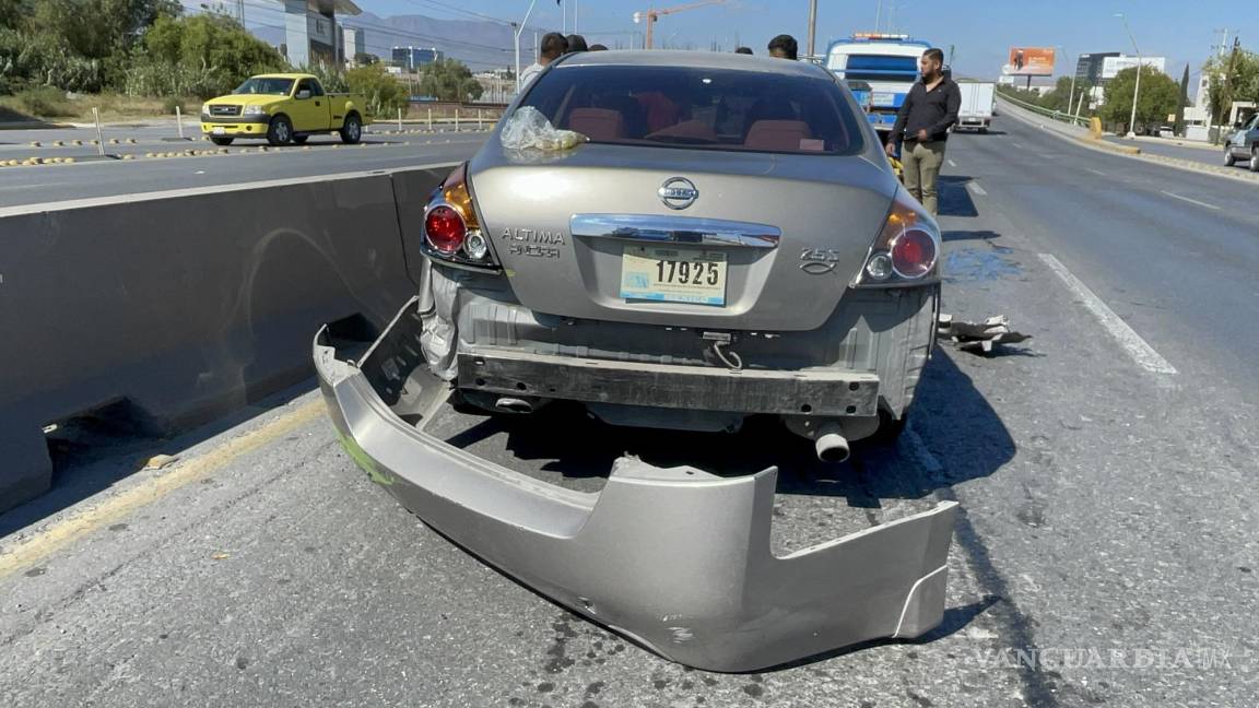 Saltillo: joven destroza su auto en choque, familiares llegan y lo regañan