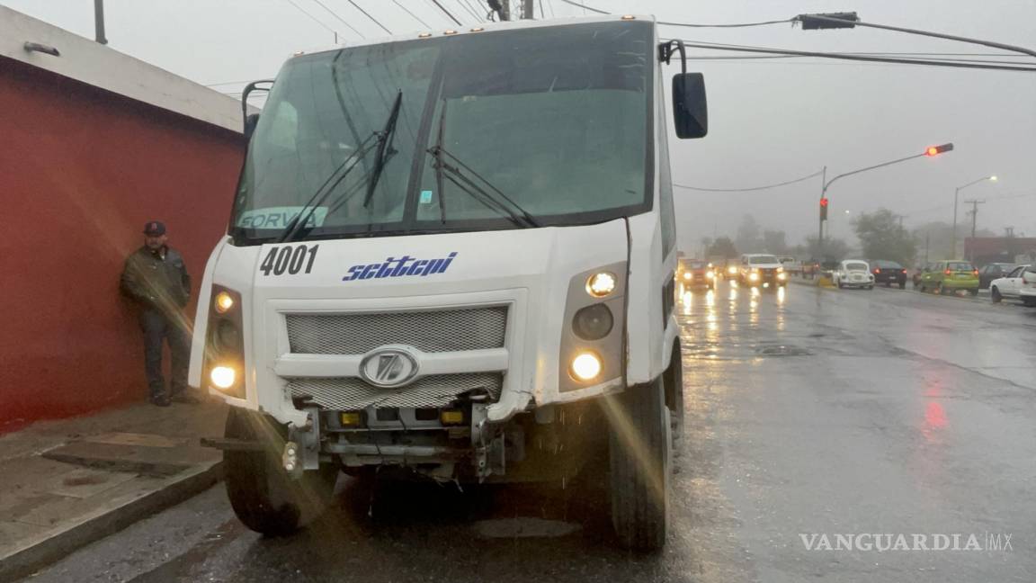 Saltillo: transporte de personal impacta auto particular; no hay lesionados, solo cuantiosos daños materiales