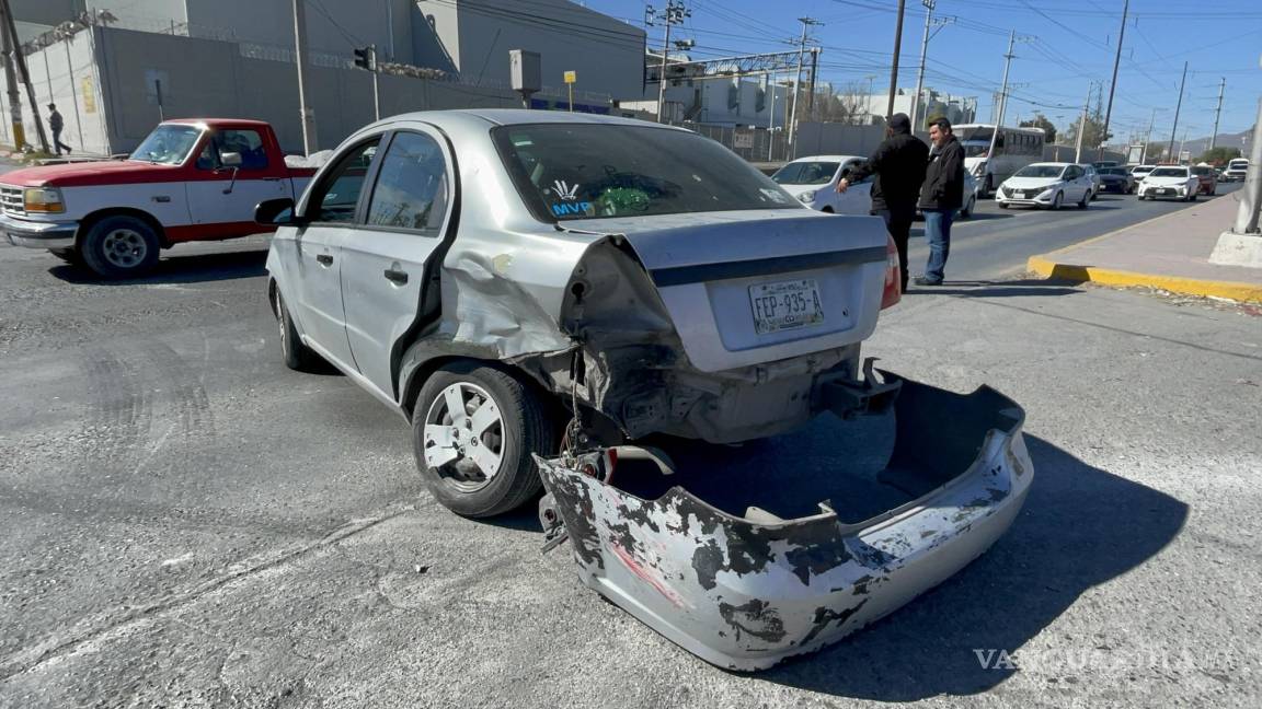 Saltillo: chocan Aveos por imprudencia de conductora que ignoró el semáforo