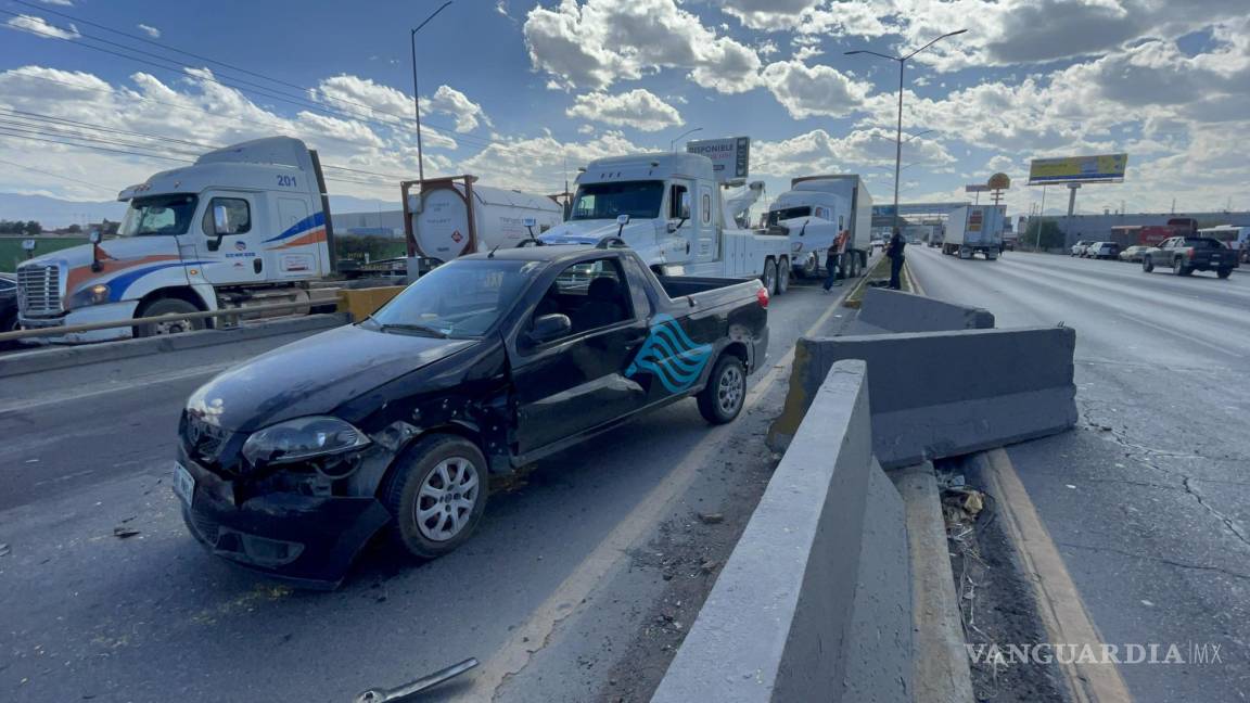 Chocan dos tráileres y camioneta, en Ramos Arizpe