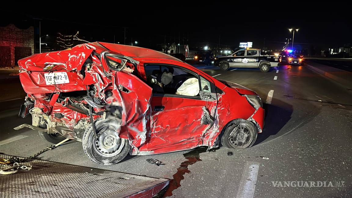 $!Elementos de la Policía Municipal de Arteaga realizaron labores de abanderamiento en la zona del accidente.