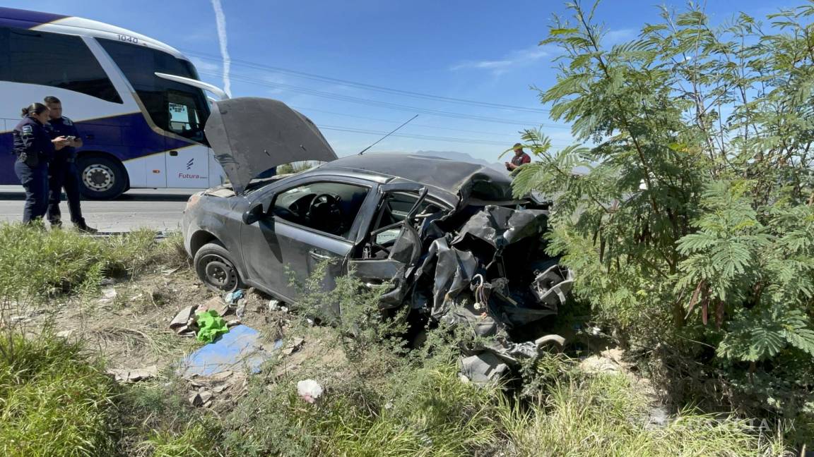 Le quita el paso a tráiler y colisiona en libramiento Óscar Flores Tapia; vehículo queda en pérdida total