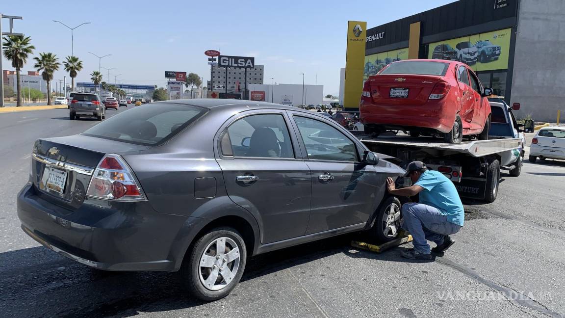 Saltillo: conductora termina pegándole a vehículo por presunto ‘cierre’