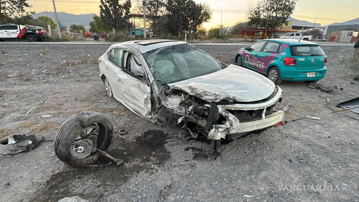 Se impacta contra llanta de tráiler, pierde el control y vuelca en Libramiento OFT; conductor resulta herido