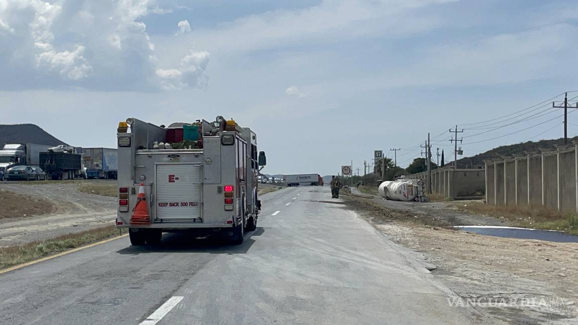 Alarma fuga de gasolina tras desprenderse remolque de tráiler en la carretera a Torreón