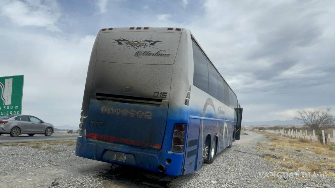 Se incendia motor de autobús en la Saltillo-Torreón y automovilistas ayudan a apagarlo