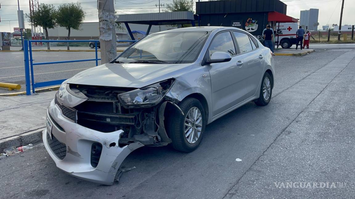 Saltillo: conductor sigue su GPS sin precaución y derriba a motociclista