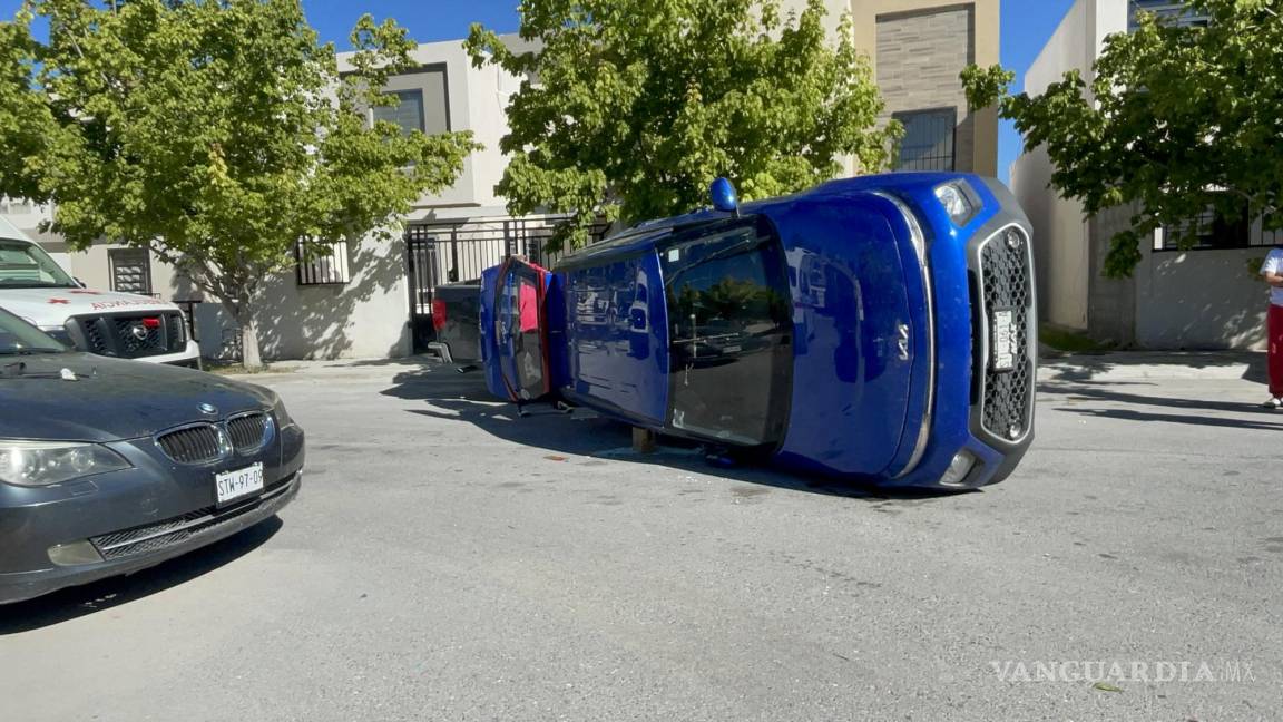 Chancla atorada provoca percance; mujer choca y vuelca tras salir de su domicilio en Saltillo