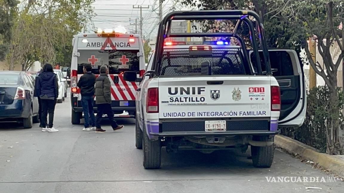 $!Agentes de la Unidad de Integración Familiar y la Cruz Roja atendieron la denuncia en la colonia Magisterio Sección 38.