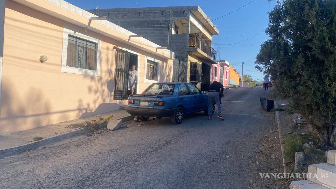 Conductor ebrio se impacta contra postes de protección en la colonia Ciudadela, en Parras