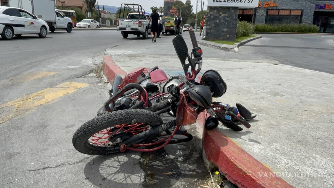 Se estrella joven motociclista al no respetar un alto al norte de Saltillo