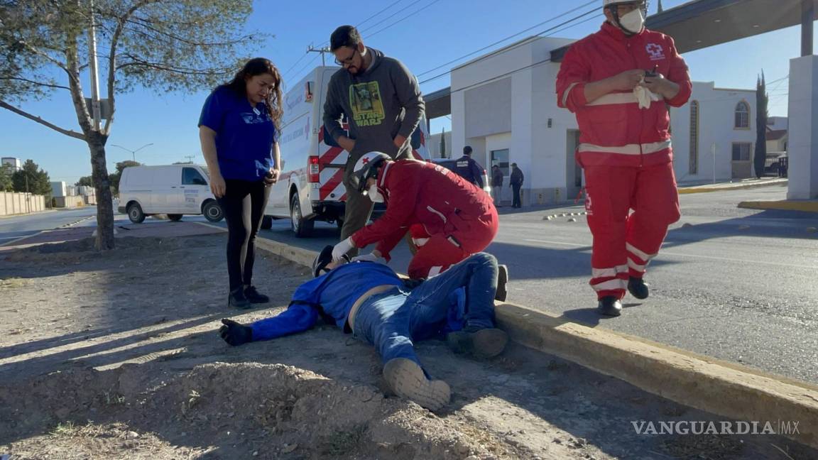Da frenón y motociclista cae lesionado al piso tras derrapar cruzando bordo al norte de Saltillo