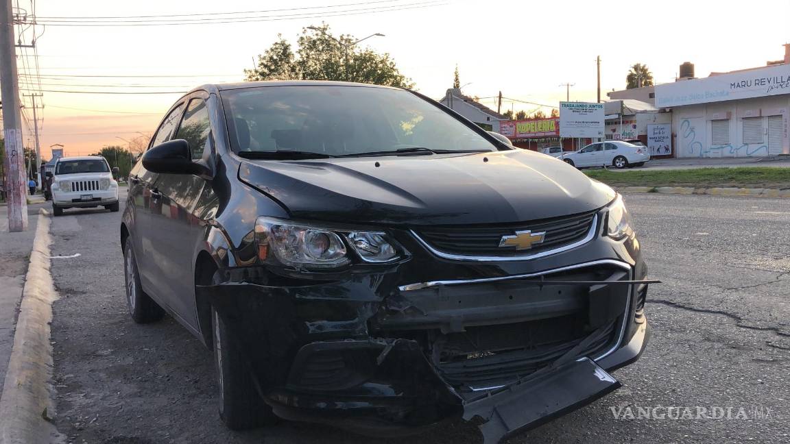 Saltillo: choque proyecta a familia contra camión; Bomberos atiende a madre de familia y sus tres hijos