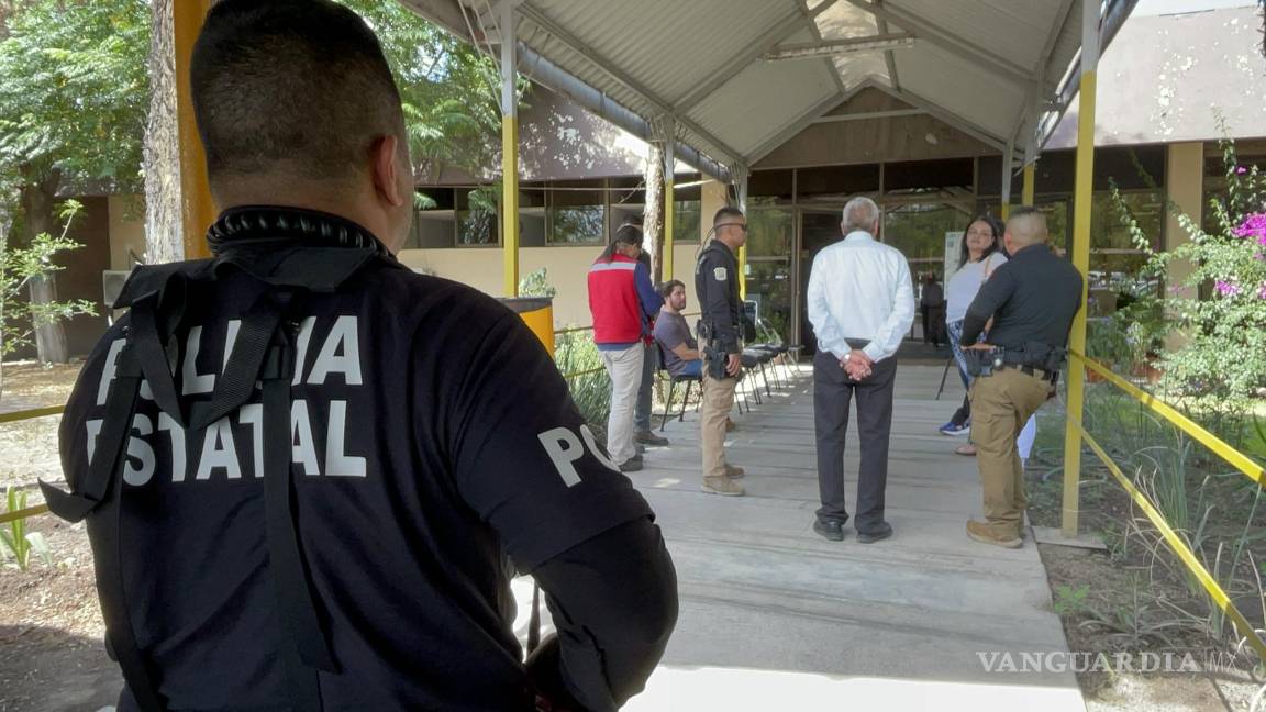 Grupo de taxistas irrumpe en la Sedu inconformes por asignación de escuelas; golpean a una persona (video)