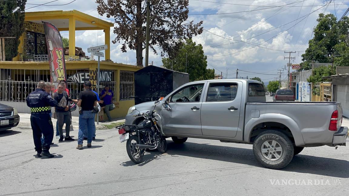 Queda motocicleta incrustada en camioneta al quitarle el derecho de paso en Saltillo