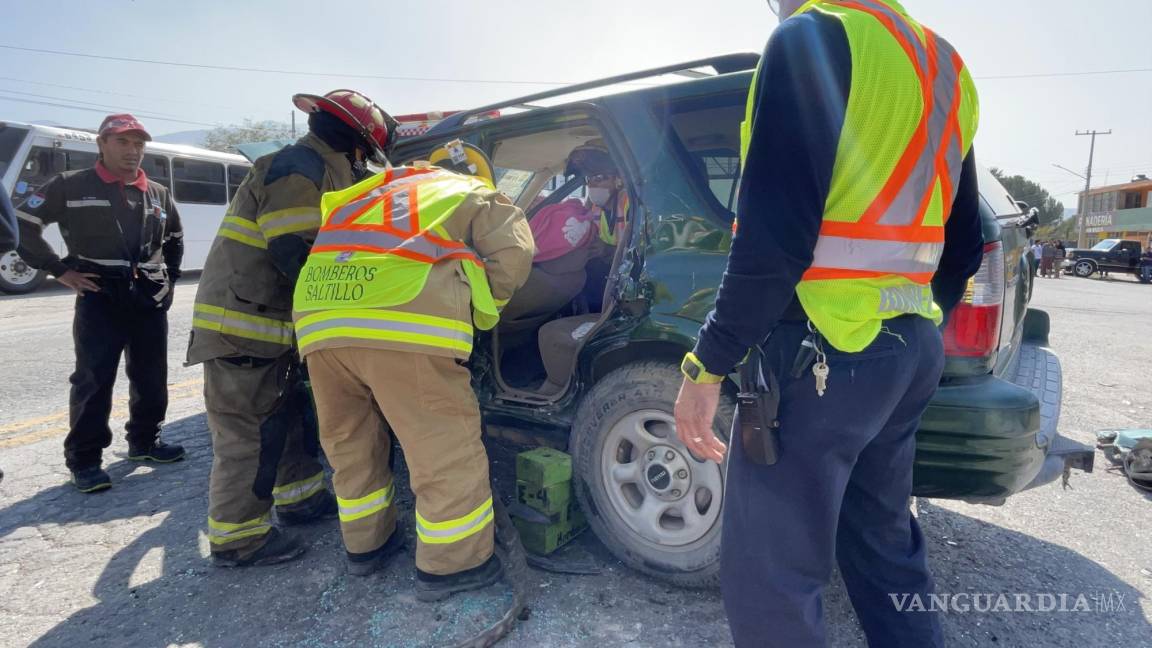 Accidente en carretera Saltillo-Zacatecas deja atrapada a mujer en auto; hay cuatro lesionados