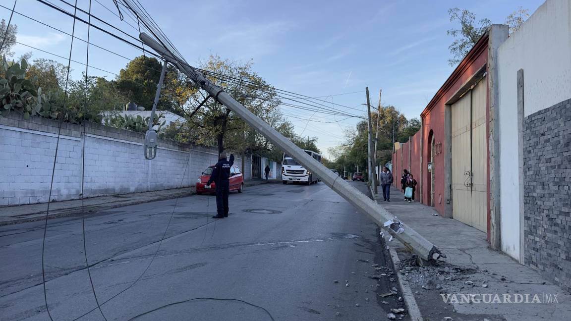 Huye tras derribar poste en el centro de Saltillo; deja sin luz a vecinos