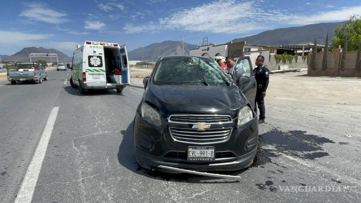 Mujer pierde el control y vuelca en carretera Saltillo-México; asegura que la asustaron