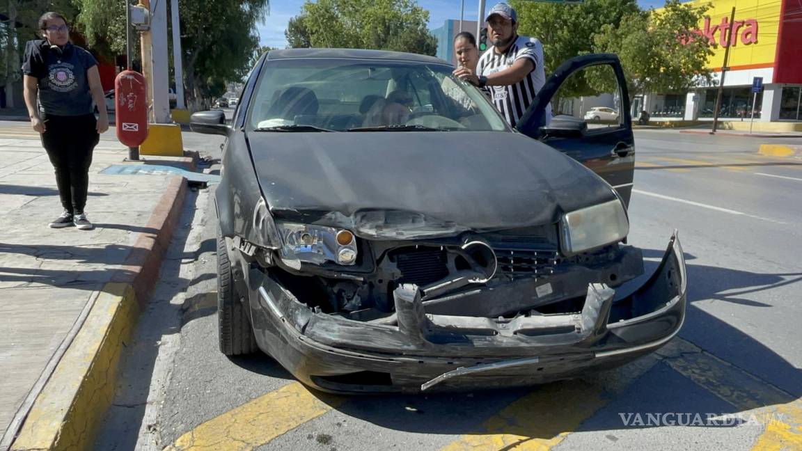 Imprudente conductor se pasa el rojo en el V. Carranza de Saltillo e impacta un auto; mujer termina lesionada