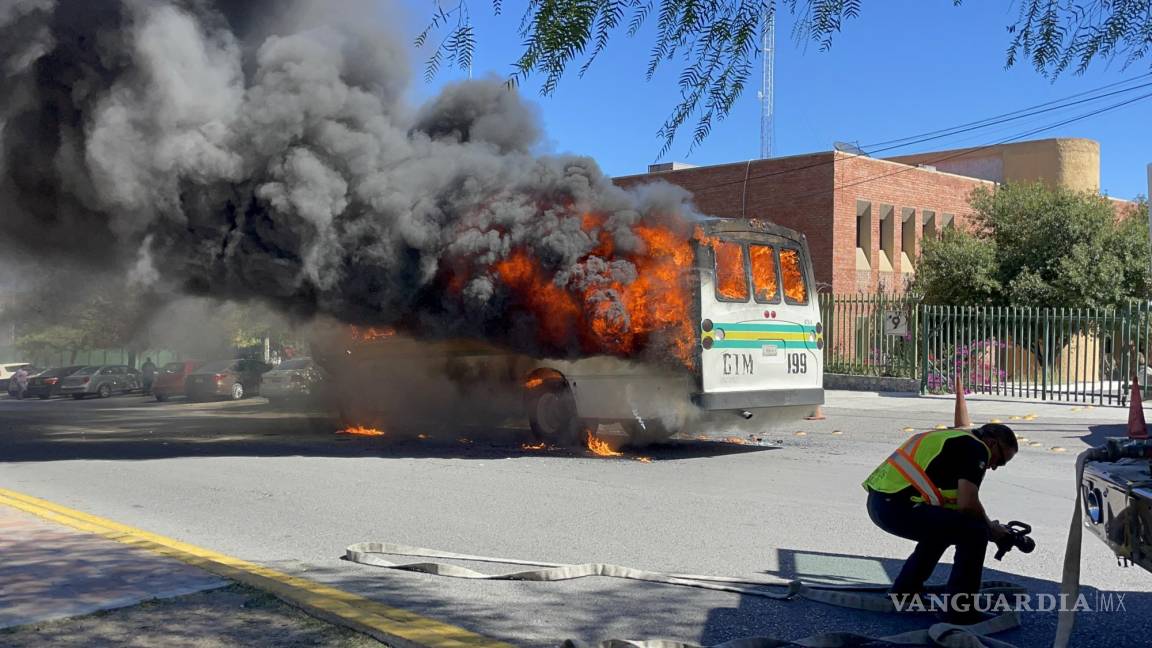 Unidad de la ruta 13B de Saltillo queda reducida a cenizas tras ser devorada por el fuego