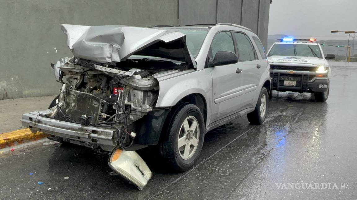 Saltillo: a pesar de la lluvia, conductor no guarda su distancia de seguridad, choca y destroza su camioneta