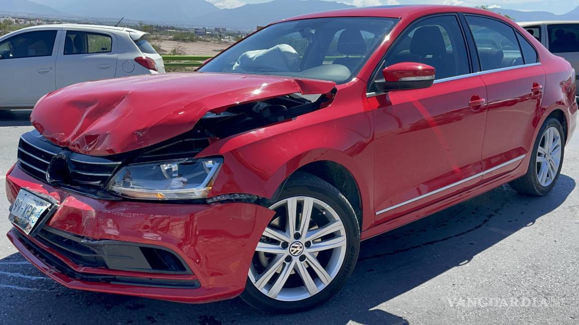 Tinaco provoca aparatoso choque con volcadura en puente de Saltillo, no se reportan heridos