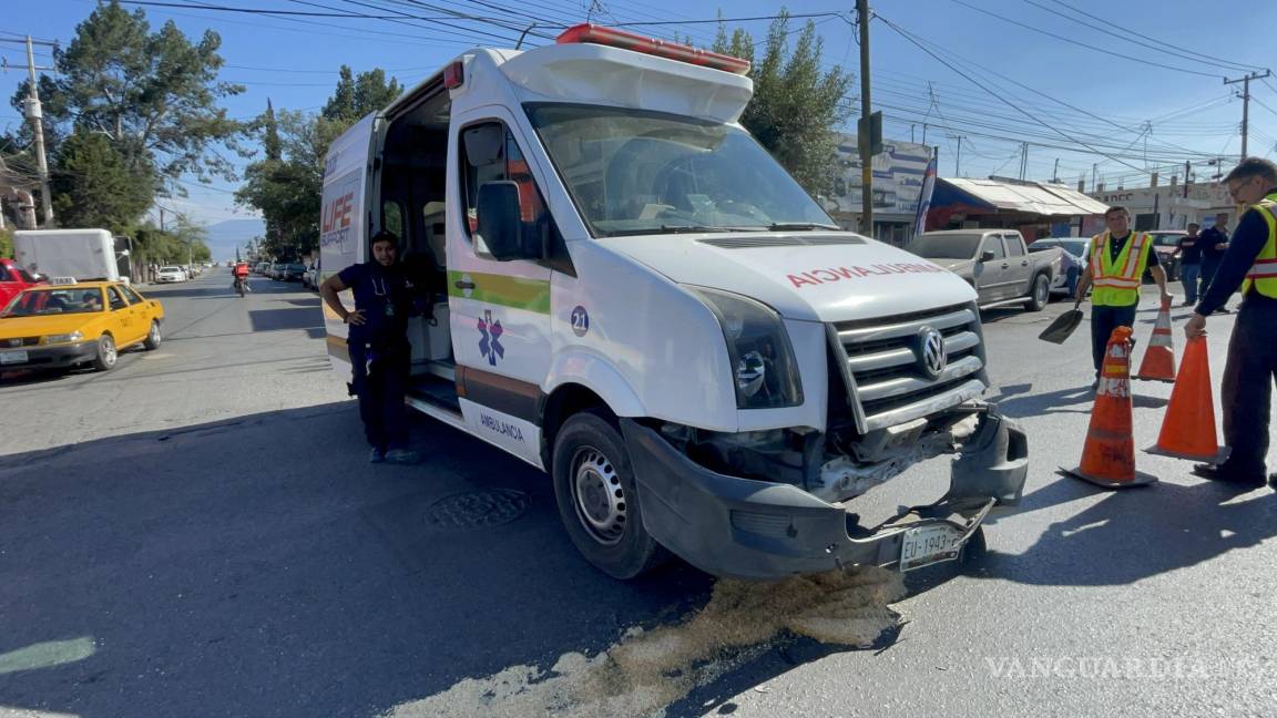 Ambulancia choca contra auto y lo saca del camino, al norte de Saltillo