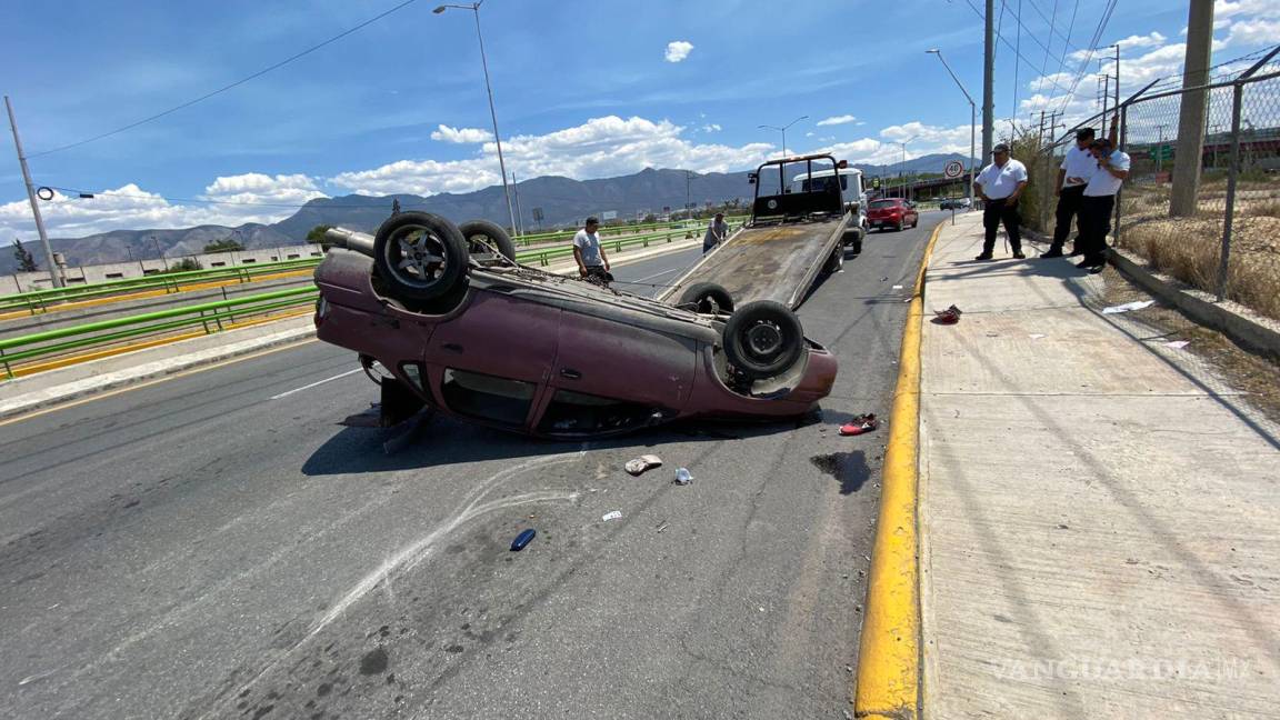Abandona a su auto sobre Nazario Ortiz en Saltillo tras volcarlo