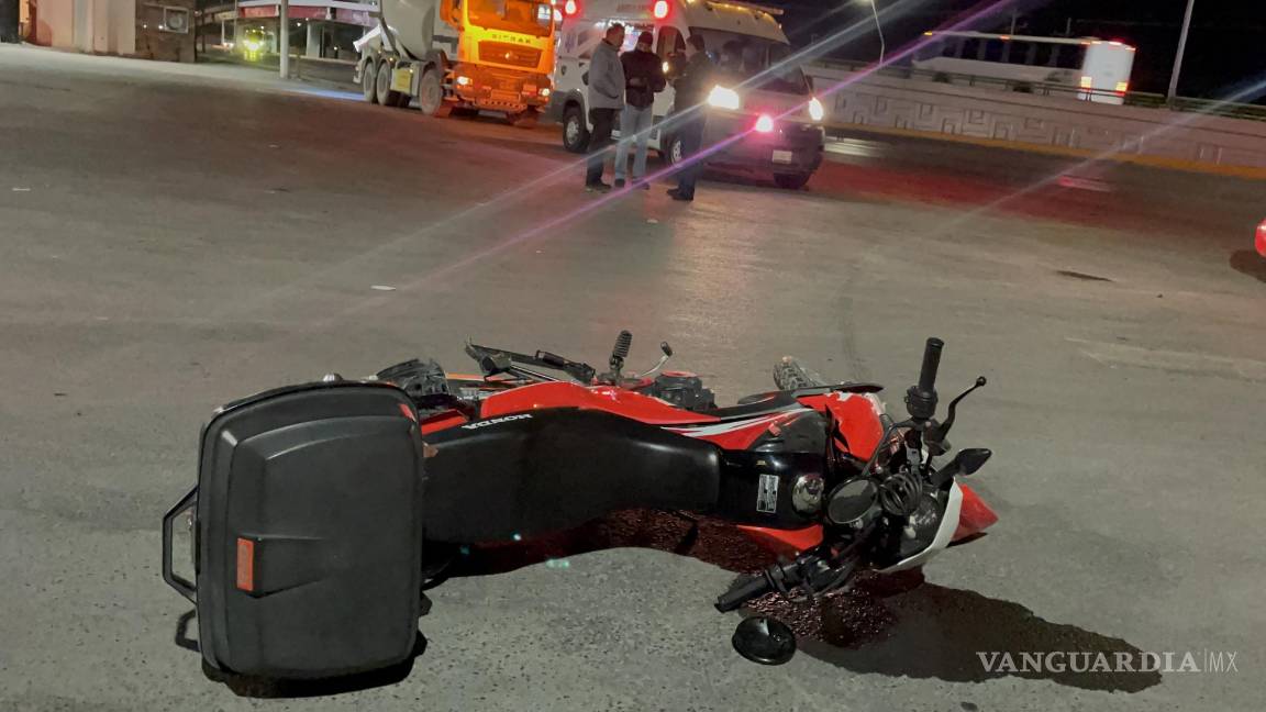 Imprudente conductora arrolla a motociclista al norte de Saltillo... y se retira del lugar