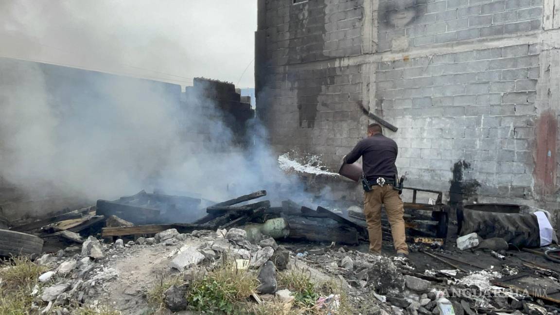 Tejabán prende en llamas y hombre se queda sin hogar; policías de Saltillo apagan fuego a cubetazos