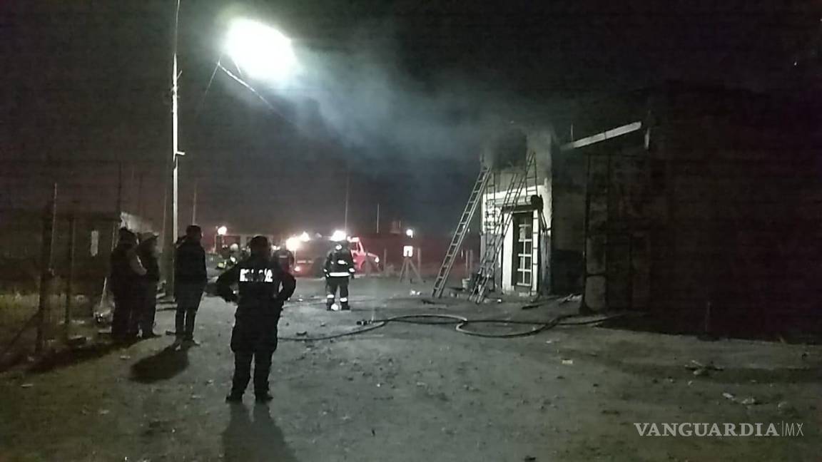 Incendio consume un taller mecánico en colonia Puerta del Oriente