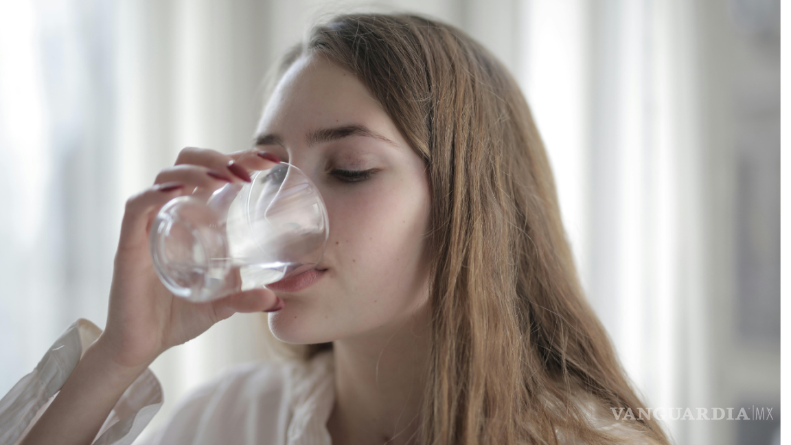 ¿Se puede bajar de peso tomando solo agua en horarios específicos? Esto dice la ciencia