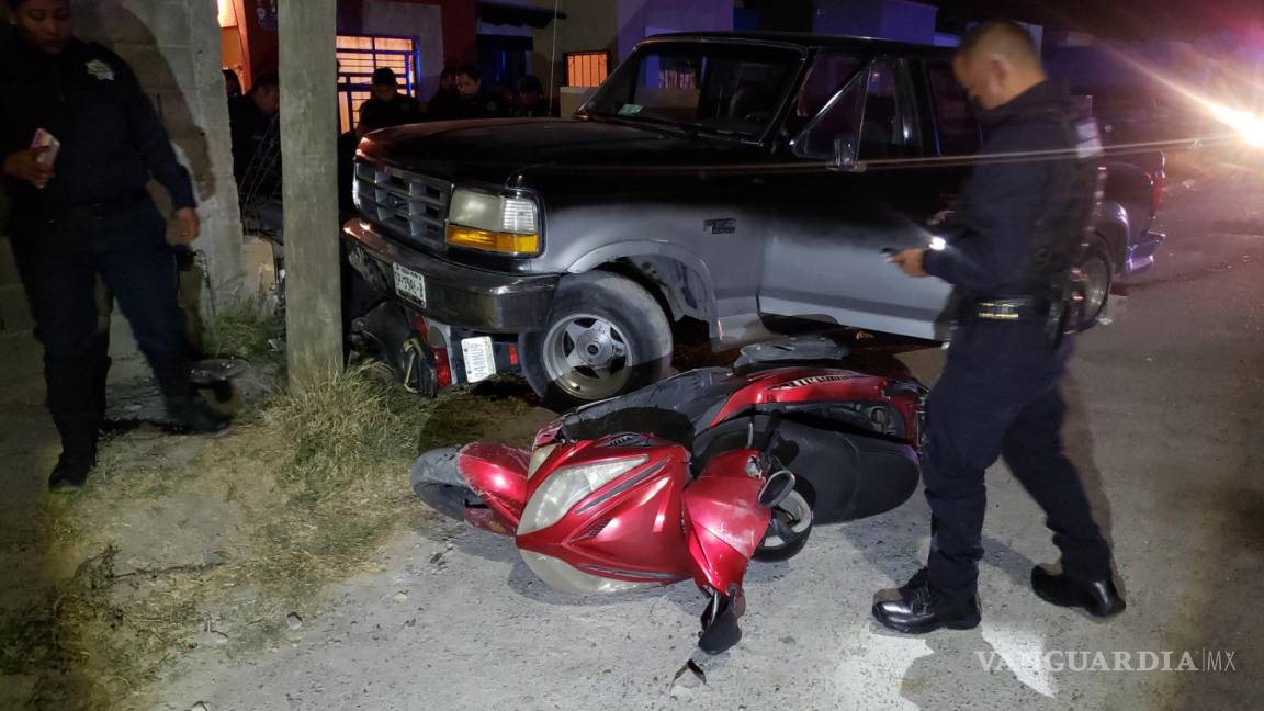 Camioneta choca a motocicleta con padre y bebé de dos años abordo en Parras; resultan lesionados