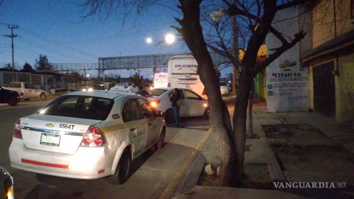 Transporte de personal y taxi ‘juegan carreritas’ y se impactan sobre Calzada Madero de Saltillo