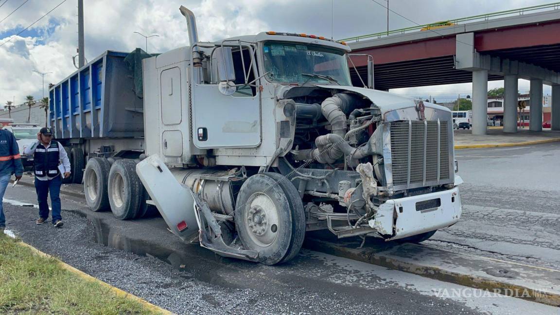 Saltillo: pesado camión cargado de grava se queda sin frenos y termina estrellado contra vagón de personal