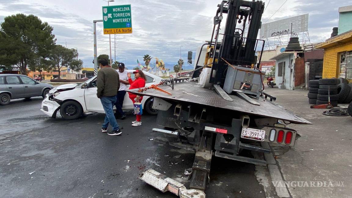 Sale ileso luego de chocar con grúa en Paseo de la Reforma, en Saltillo