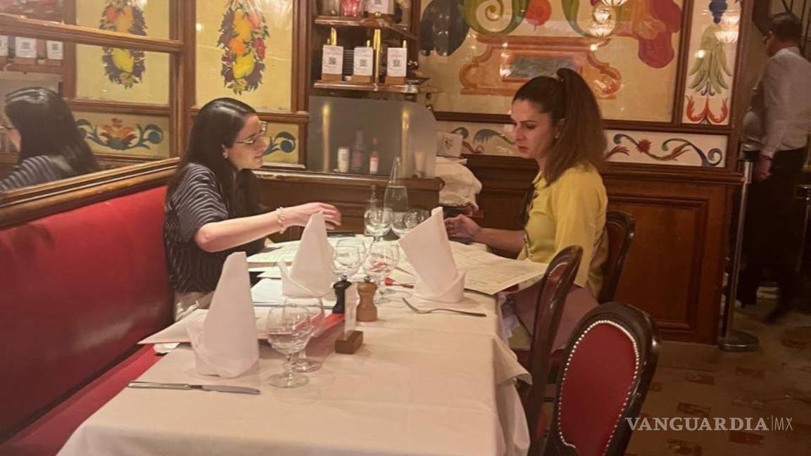 Critican a Ana Guevara al ser captada en emblemático restaurante de París