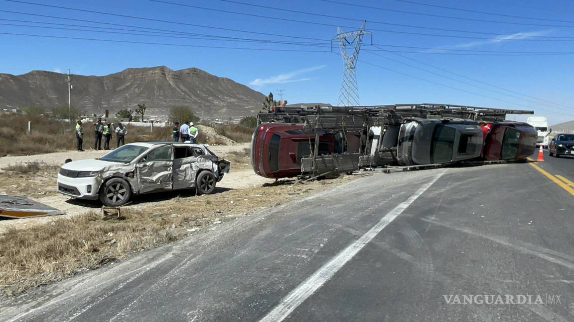 Saltillo: Vuelca nodriza que trasladaba nueve vehículos eléctricos a Nuevo León