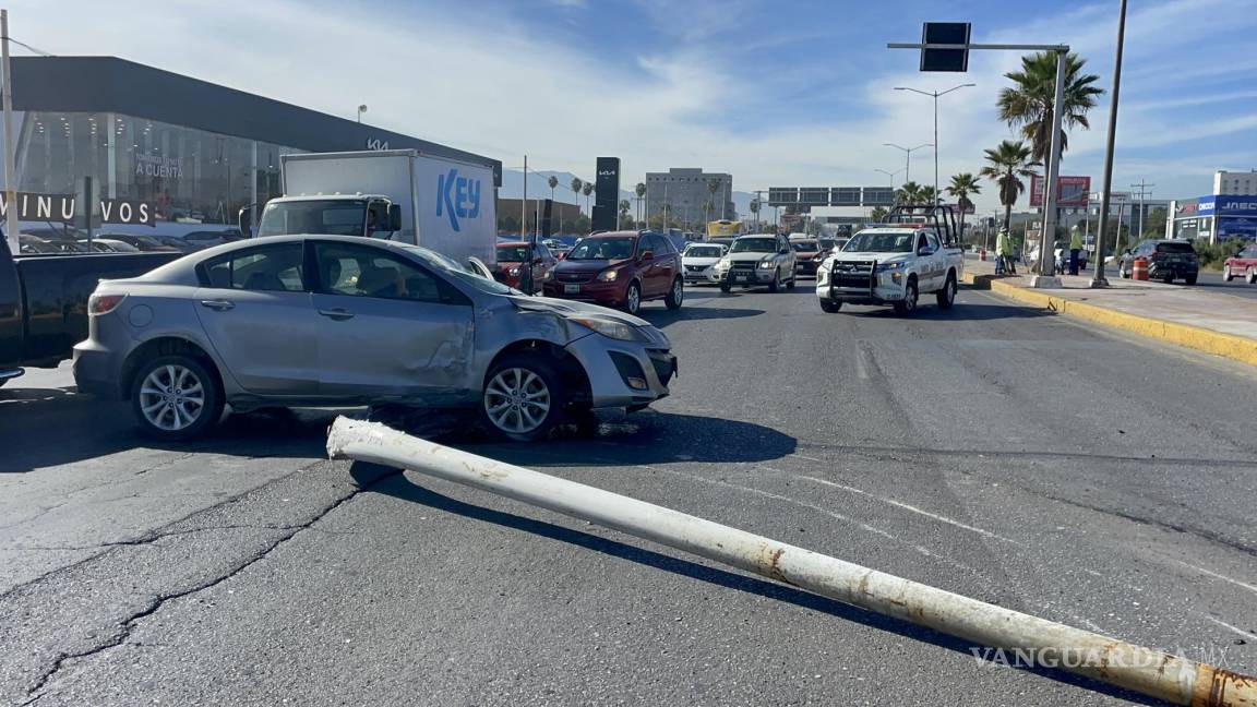 Pierde el control y derriba luminaria al norte de Saltillo; trabajadores se salvan de ser arrollados