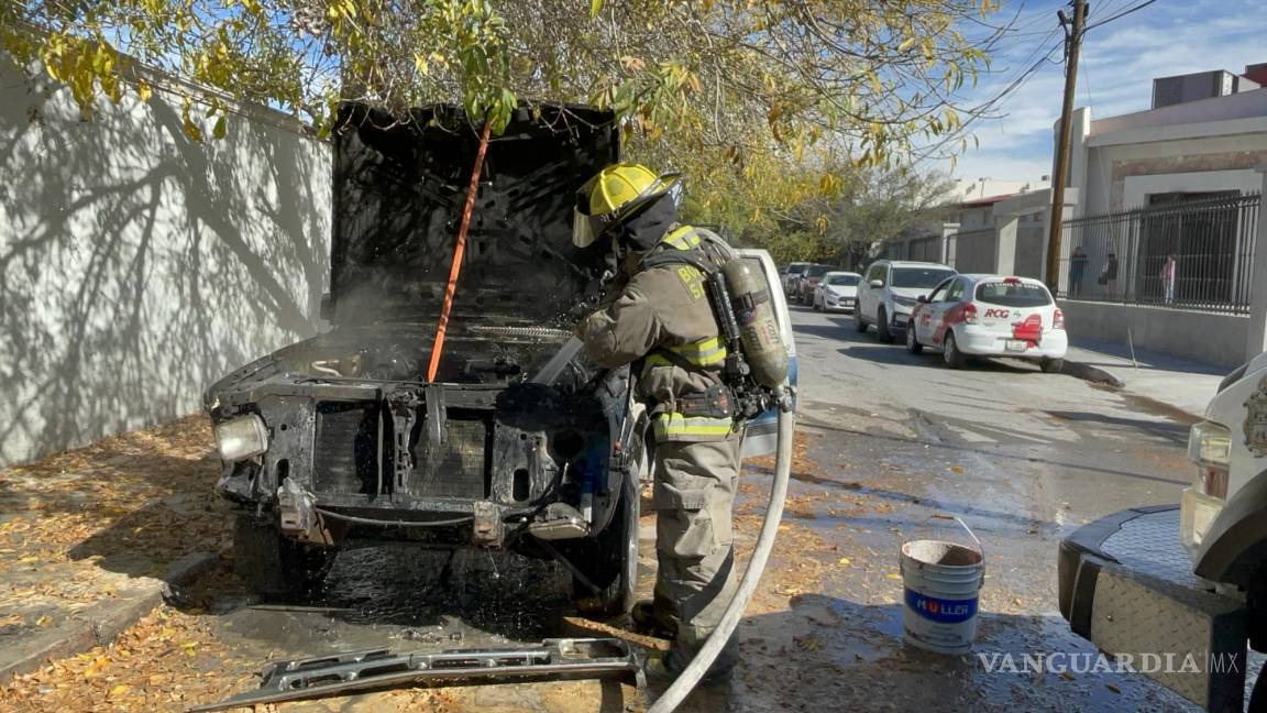 Vecinos y bomberos de Saltillo ayudan a sofocar incendio de vehículo; desconocen las causas