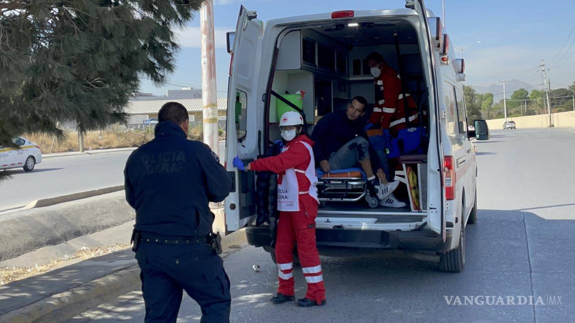 Taxista de Saltillo da ‘vuelta prohibida’ y ocasiona accidente