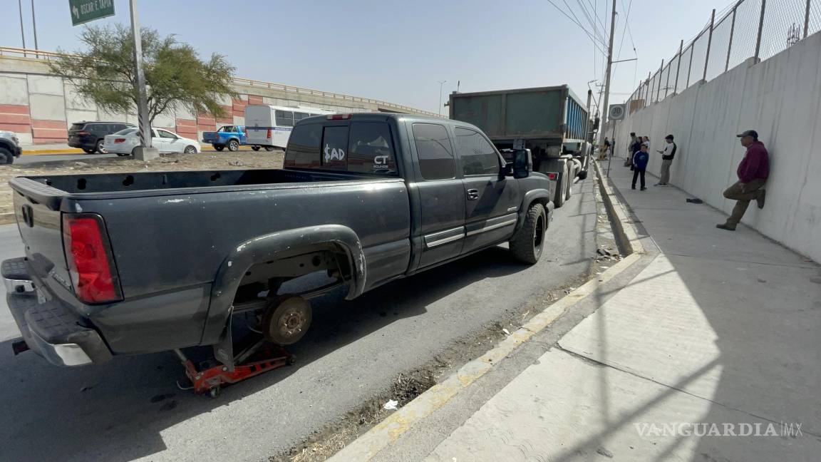 Caos en la Monterrey-Saltillo: más de 30 vehículos afectados por derrame de pedacería metálica