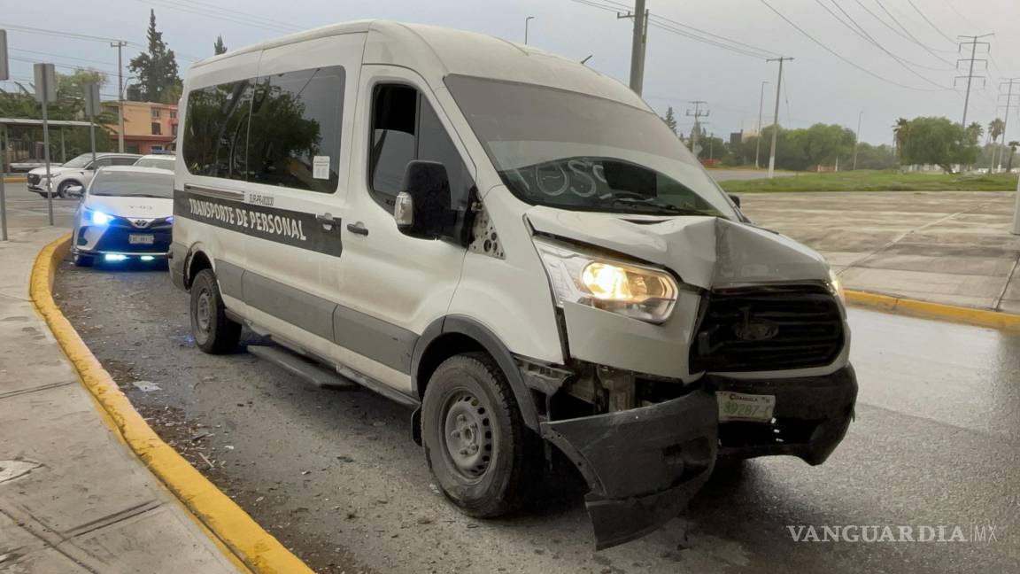 Se estrella transporte de personal contra poste de la CFE en Saltillo