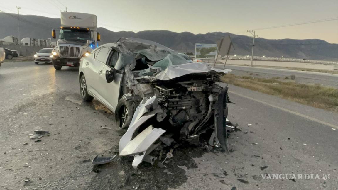 Ramos Arizpe: conductor se estrella contra tráiler y vive para contarla