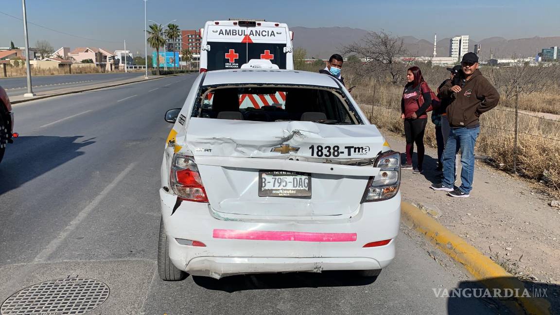 Circulaba a exceso de velocidad y choca contra taxi en el Colosio